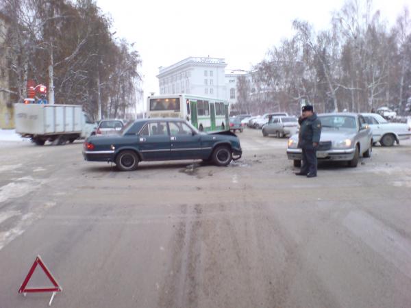 мужик на серебристой волге хотел проскочить передомной..