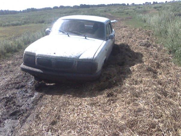после дождей на дамбе озера. скользко было и стащило. там только трактора ездили