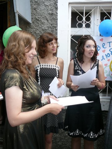 там же на фоне плакат ) рисовали вдвоем его один 5 часов...не рисуйте плакаты хорошо выпив, это тяжело!