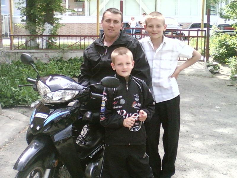 я с сыновьями на прогулке.