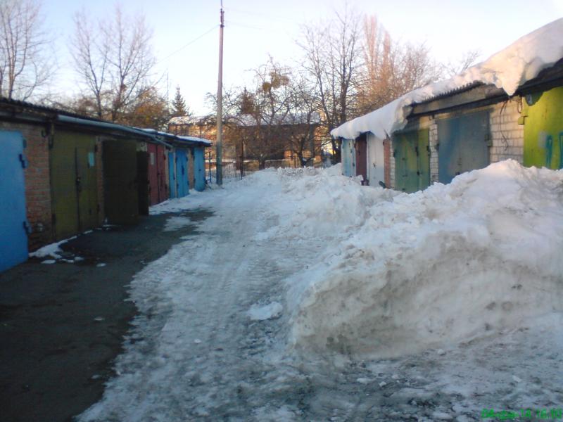 DSC00775 Зима. Вот так почти каждой зимой --- возле моих ворот чисто, у соседа напротив --- сугробы.