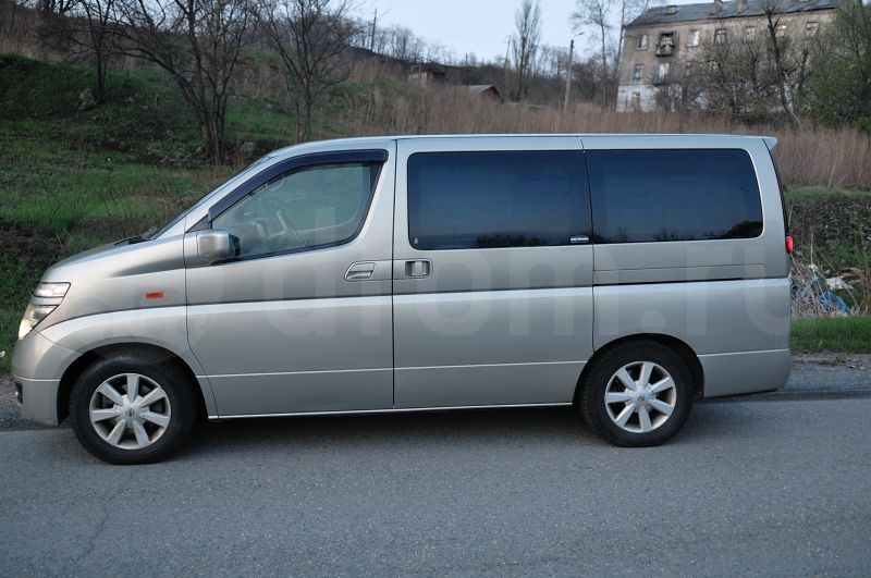 Nissan Elgrand NE51, 3500 см3, 240 л.с. 2004 г.выпуска, штатный ксенон, двери с обеих сторон