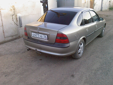 Opel Vectra B, CD Exklusive,
1.8 16V 115л.с. Кондиционер, круиз-контроль, Бортовой компьютер, ABS, ГУР, 
ЦЗ 4 двери+багажник+лючок бензобака, 4-ЭСП, э
