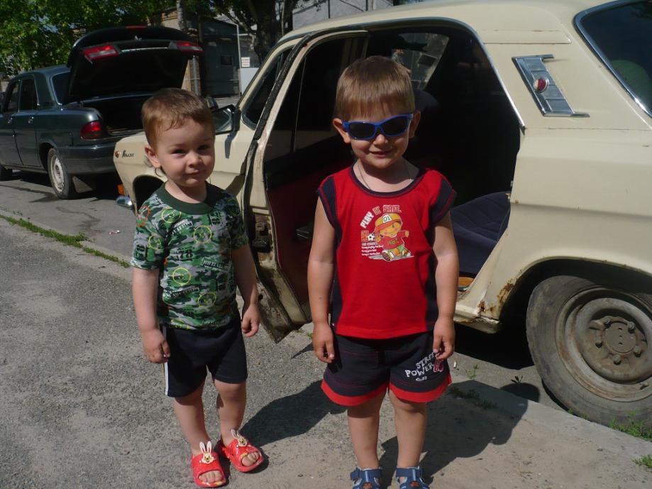 P1020965

Маленькие волговодики, мой в очках, кстати уже управлял волгой у меня на руках, всмысле рулил сам, а ехал я километров 60 в час, так вот!!!