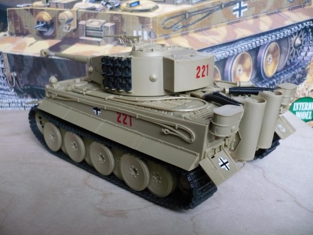 Pz VI Tiger (Academy 1:35) (с интерьером)
(наборные траки Academy не из коробки)