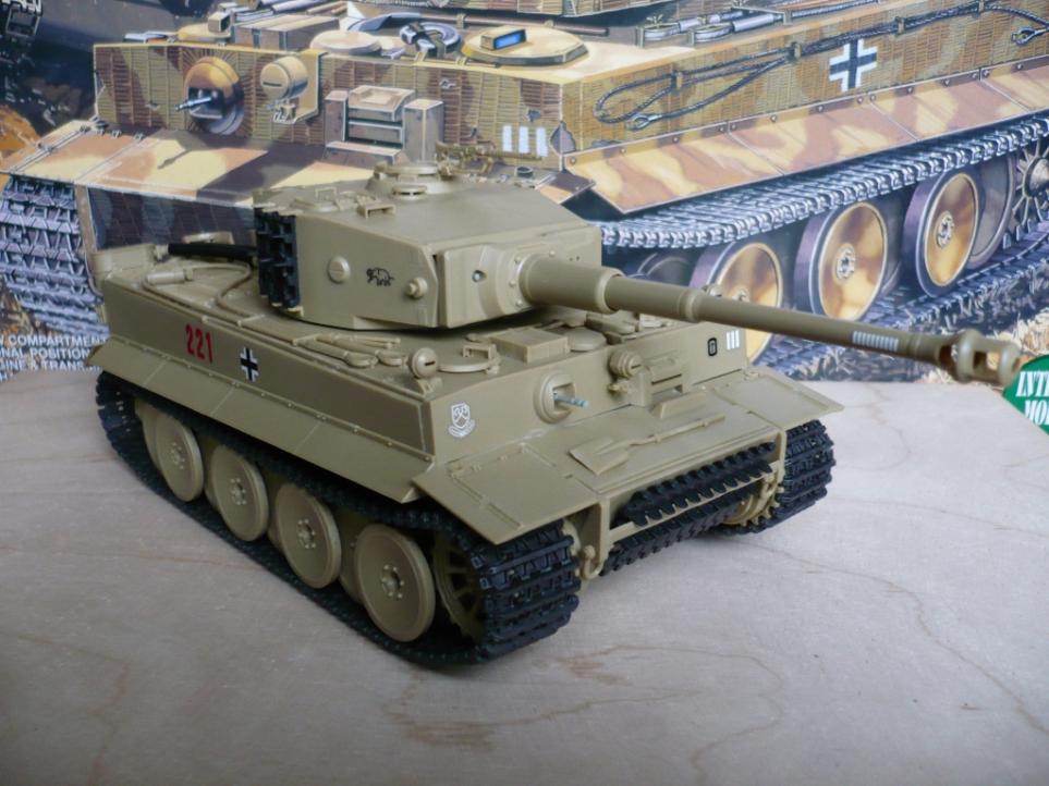 Pz VI Tiger (Academy 1:35) (с интерьером)
(наборные траки Academy не из коробки)